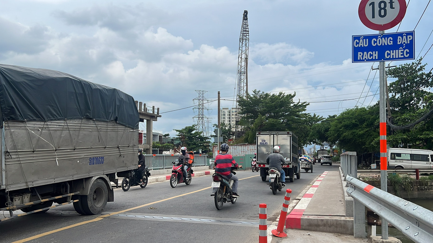 Liên quan đến việc tháo dỡ đập Rạch Chiếc, Sở GTVT cũng vừa có văn bản đề nghị chủ đầu tư dự án khẩn trương liên hệ với Sở Nông nghiệp và Phát triển nông thôn và các đơn vị liên quan để xác định cơ quan, đơn vị đang được giao quản lý hoặc chủ sở hữu công trình cống đập Rạch Chiếc để thực hiện việc bàn giao, phá dỡ đảm bảo đúng quy định.