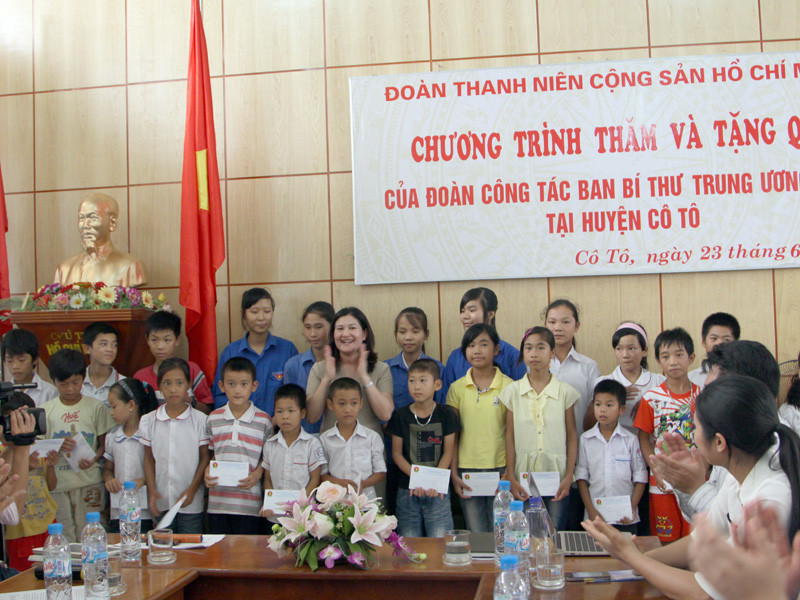 Chụp ảnh lưu niệm với các em nhỏ