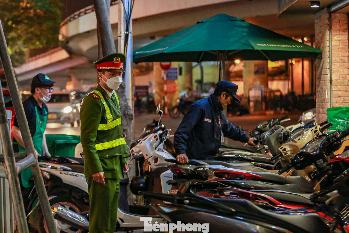 Công an phường Lý Thái Tổ (Hoàn Kiếm, Hà Nội) dẹp bãi đỗ xe trái phép trên vỉa hè. Công an phường Lý Thái Tổ (Hoàn Kiếm, Hà Nội) dẹp bãi đỗ xe trái phép trên vỉa hè.