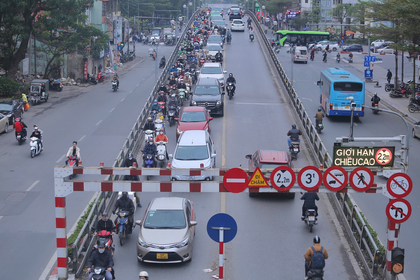 Trước khi có biển báo thông minh, cầu vượt Thái Hà - Chùa Bộc thường xuyên bị xe khách, xe tải có chiều cao vượt quá quy định cố tình di chuyển lên cầu, làm sập khung hạn chế, gây ùn tắc và mất an toàn giao thông.