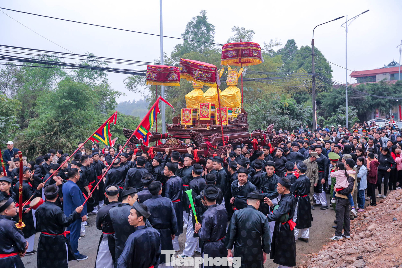 Đoàn rước gồm 3 cỗ kiệu chính và những kiệu lễ của các thôn làng, đội múa rồng cùng các đội bát bửu, lộ bộ, đội nhạc, đội tế, đội dâng hương… Đoàn rước gồm 3 cỗ kiệu chính và những kiệu lễ của các thôn làng, đội múa rồng cùng các đội bát bửu, lộ bộ, đội nhạc, đội tế, đội dâng hương…