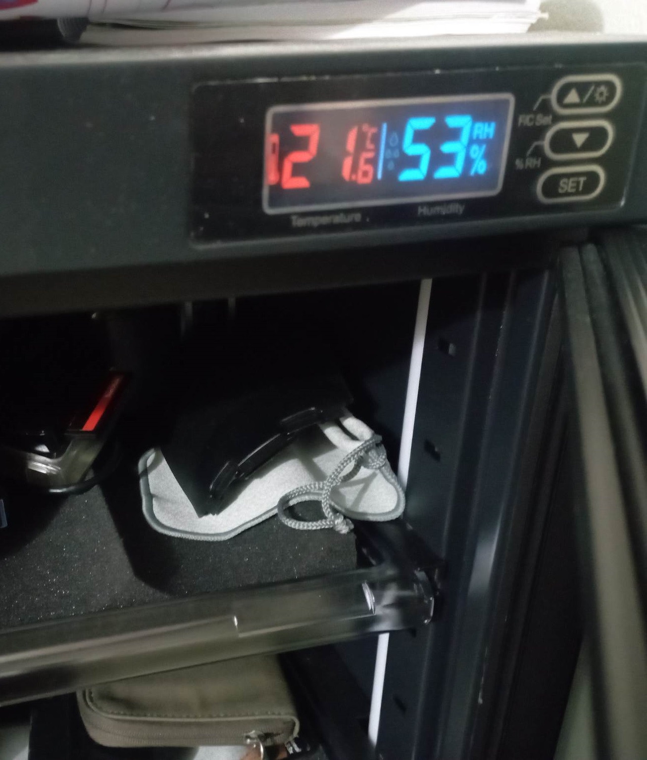 Dùng tủ chống ẩm để bảo vệ các đồ điện tử khỏi thời tiết nồm. Dùng tủ chống ẩm để bảo vệ các đồ điện tử khỏi thời tiết nồm.