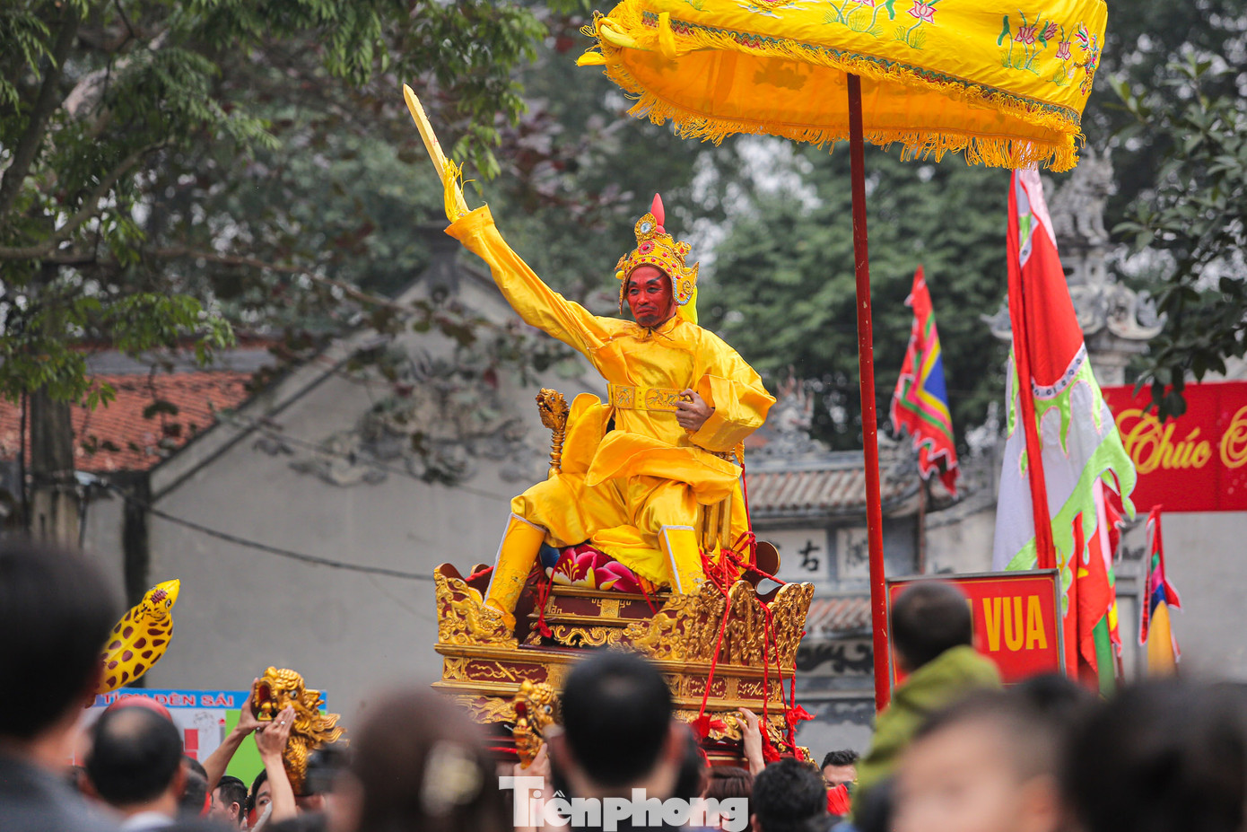 Ngồi trên kiệu, "chúa" liên tục khua kiếm để tạo sự sôi động cho cuộc rước. Ngồi trên kiệu, "chúa" liên tục khua kiếm để tạo sự sôi động cho cuộc rước.