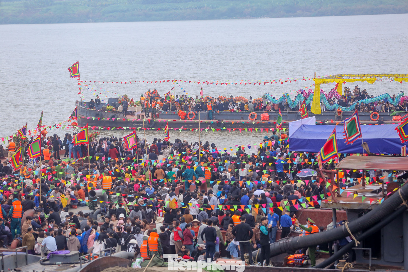 Các con tàu, phà được đánh số thứ tự và di chuyển lần lượt theo đó. Các con tàu, phà được đánh số thứ tự và di chuyển lần lượt theo đó.