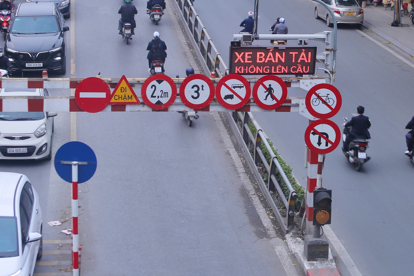 "Cây cầu có hàng vạn lượt xe lưu thông mỗi ngày. Cây cầu bé mà chỉ cần 1 xe va chạm là dẫn đến ùn tắc cục bộ, Đây là một giải pháp tạm thời thích hợp để giải quyết tình trạng giao thông tại đây", bác Khôi (Đống Đa, Hà Nội) chia sẻ.