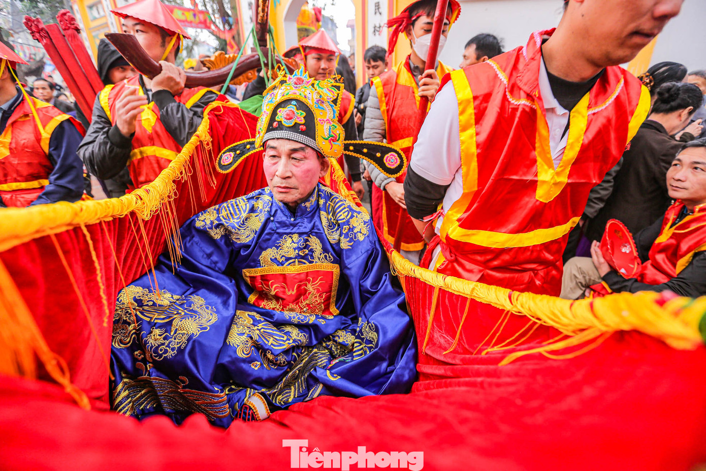 Đoàn rước còn bao gồm các quan đi cùng vua, chúa. Đoàn rước còn bao gồm các quan đi cùng vua, chúa.