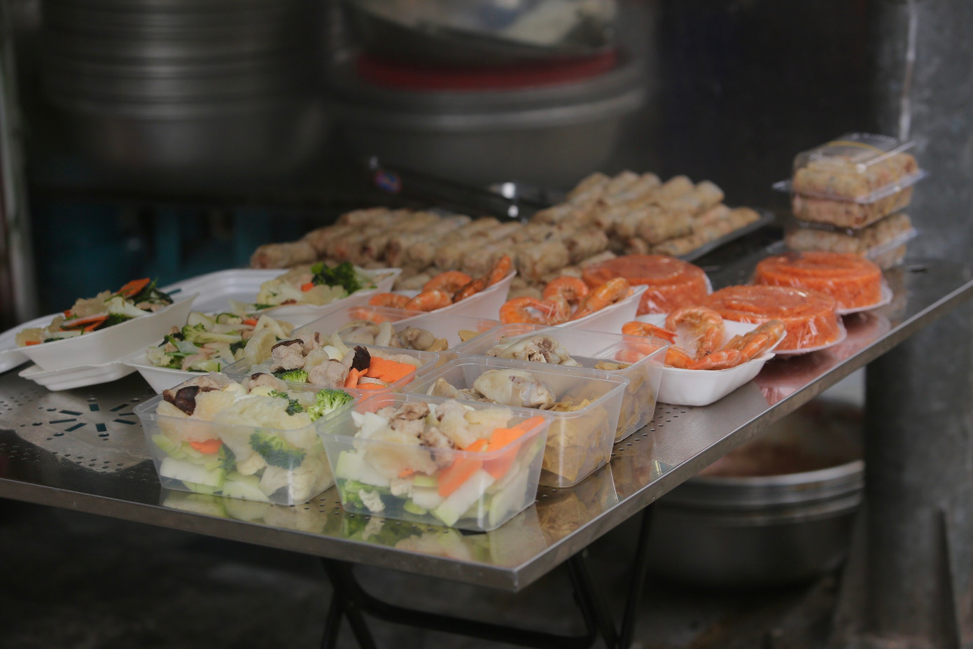 Các món quen thuộc trong mâm cúng người Việt được bày bán.