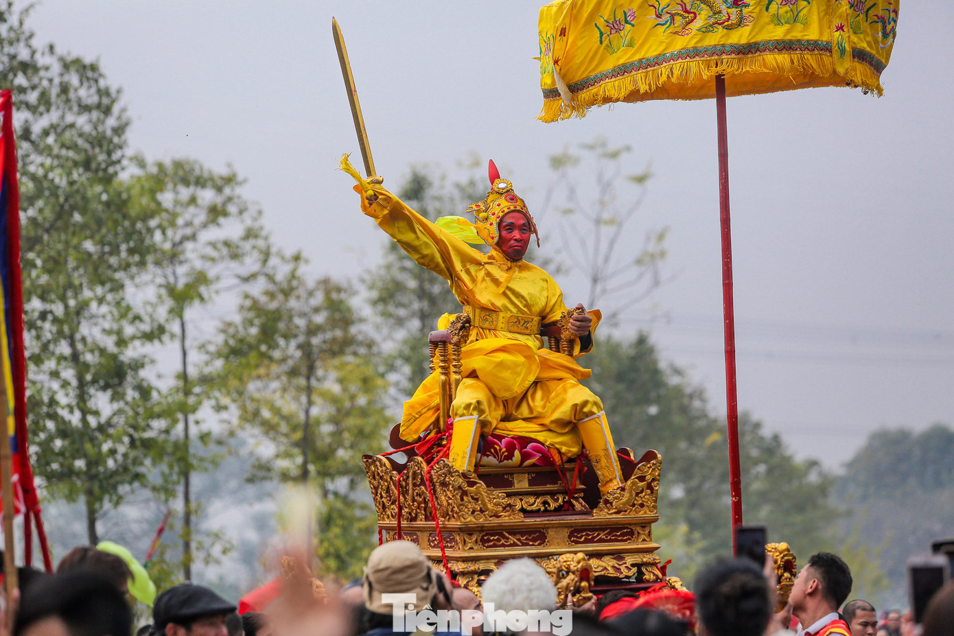 Người đóng vai chúa phải có sức khoẻ tốt mới có thể trụ vững gần 2 tiếng quay vòng, nâng lên hạ xuống. Người đóng vai chúa phải có sức khoẻ tốt mới có thể trụ vững gần 2 tiếng quay vòng, nâng lên hạ xuống.