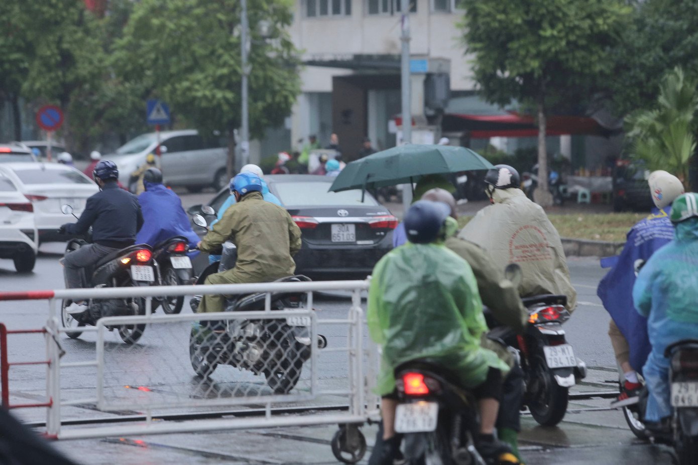 Khi chưa nghe thấy còi tàu hay chưa nhìn thấy tàu đến, tình trạng cố băng qua đường sắt vẫn tiếp diễn bất chấp nguy hiểm.