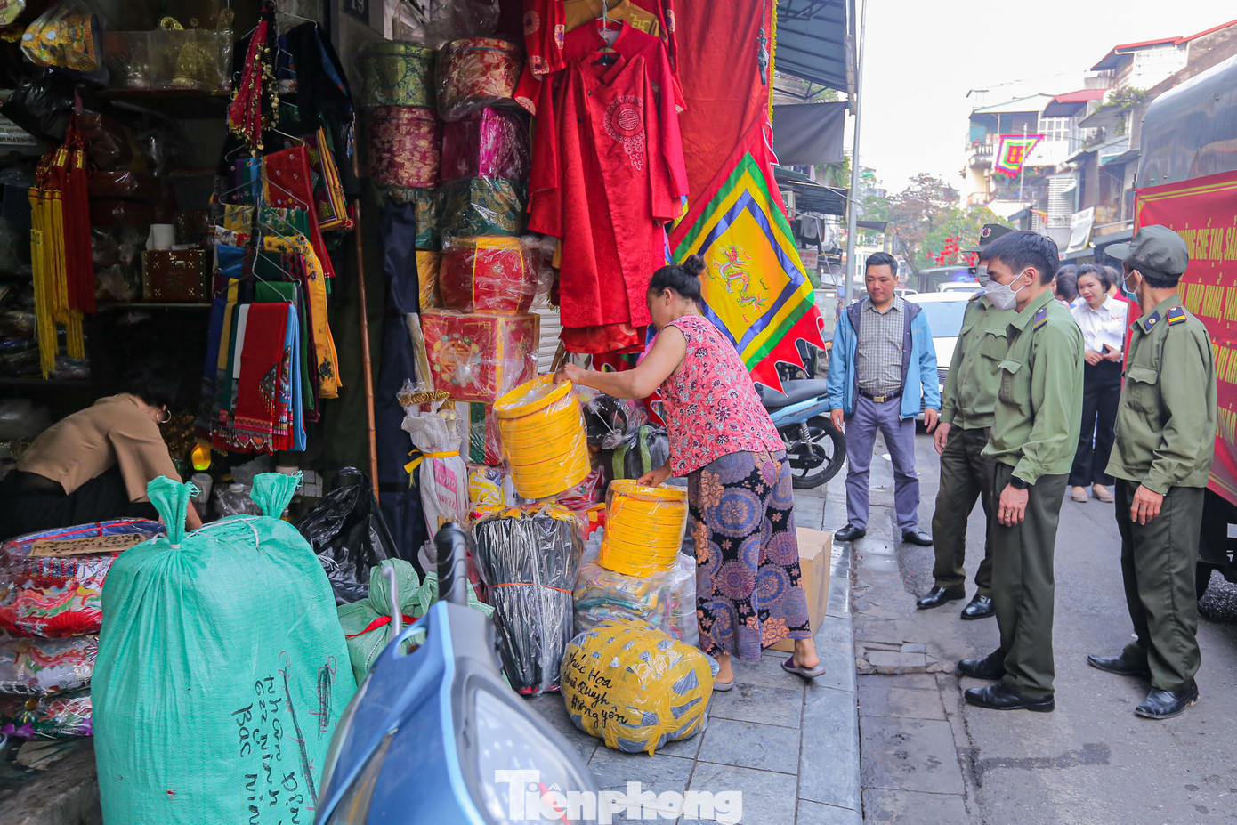 Các hộ kinh doanh chiếm ra vỉa hè, gây khó khăn cho việc lưu thông của các phương tiện và người đi bộ.