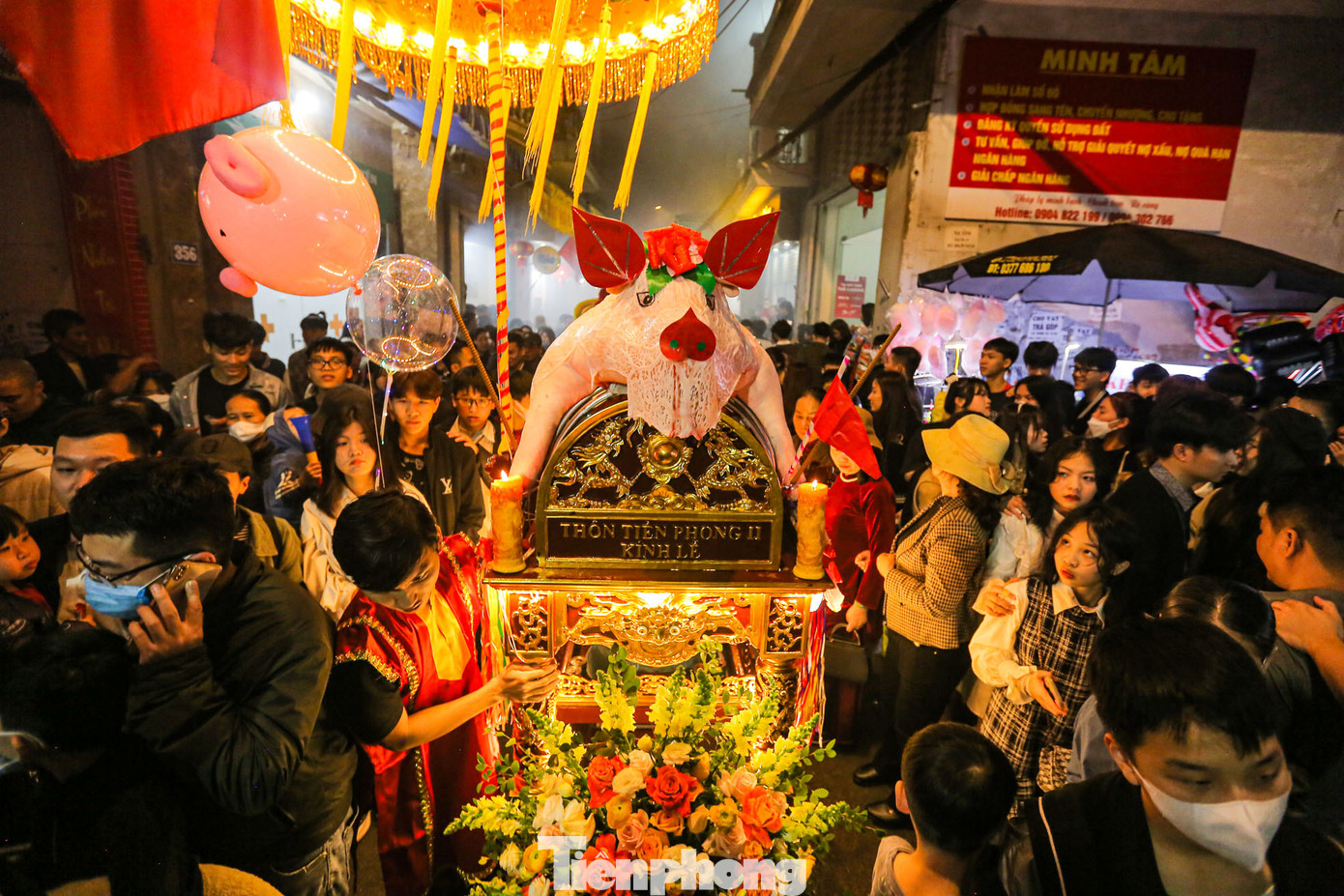Trước đây, các "ông lợn" dâng tế chỉ nặng tối đa là 100 kg. Giờ đây, với cách chăm sóc đặc biệt, các "ông lợn" nặng trung bình khoảng 200 kg. Thế nên những người khiêng kiệu đều phải là thanh niên trai tráng.