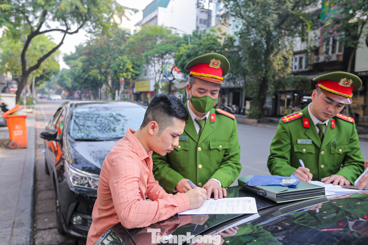 Một tài xế bị lập biên bản sau khi đỗ xe sai quy định trên phố Bà Triệu.