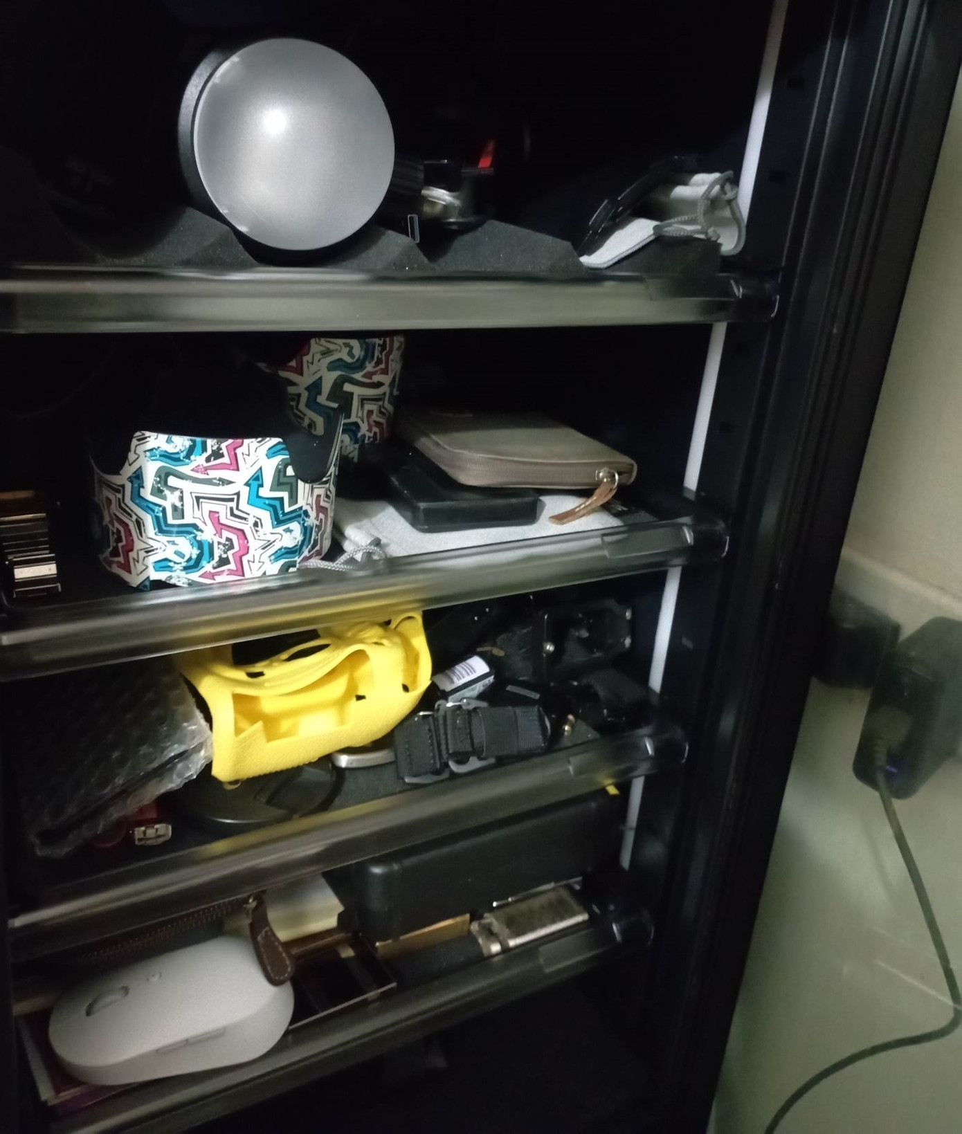 Dùng tủ chống ẩm để bảo vệ các đồ điện tử khỏi thời tiết nồm. Dùng tủ chống ẩm để bảo vệ các đồ điện tử khỏi thời tiết nồm.