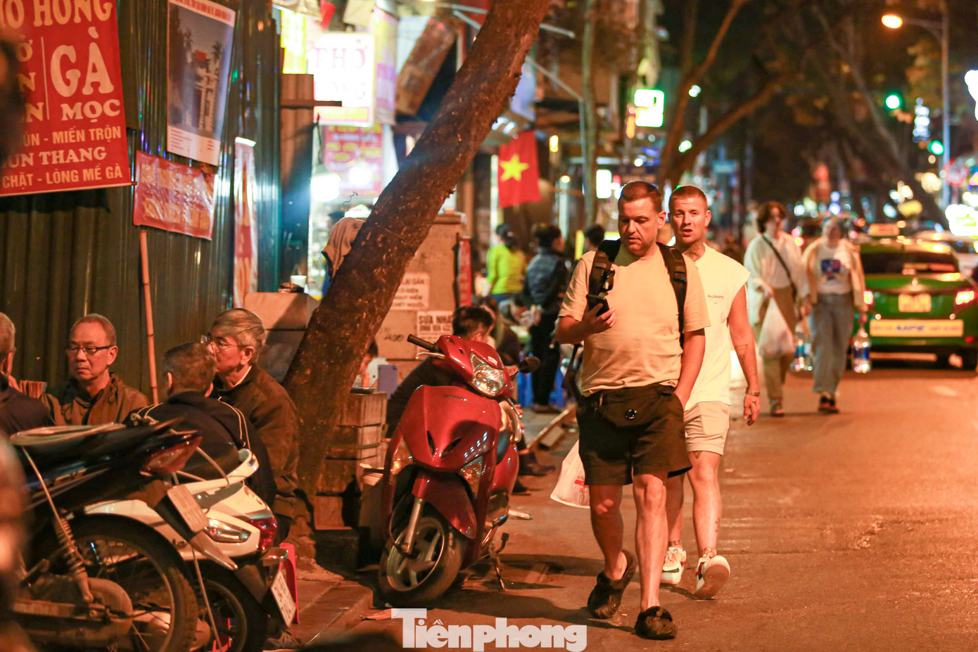 Du khách quốc tế buộc phải đi bộ dưới lòng đường khi vỉa hè bị chiếm dụng. Du khách quốc tế buộc phải đi bộ dưới lòng đường khi vỉa hè bị chiếm dụng.