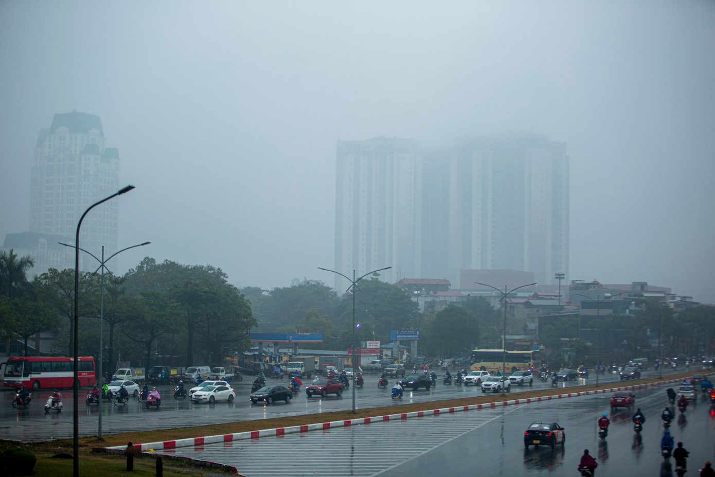 Hà Nội tiếp tục chìm trong mưa phùn và sương mù, nồm ẩm. Hà Nội tiếp tục chìm trong mưa phùn và sương mù, nồm ẩm.