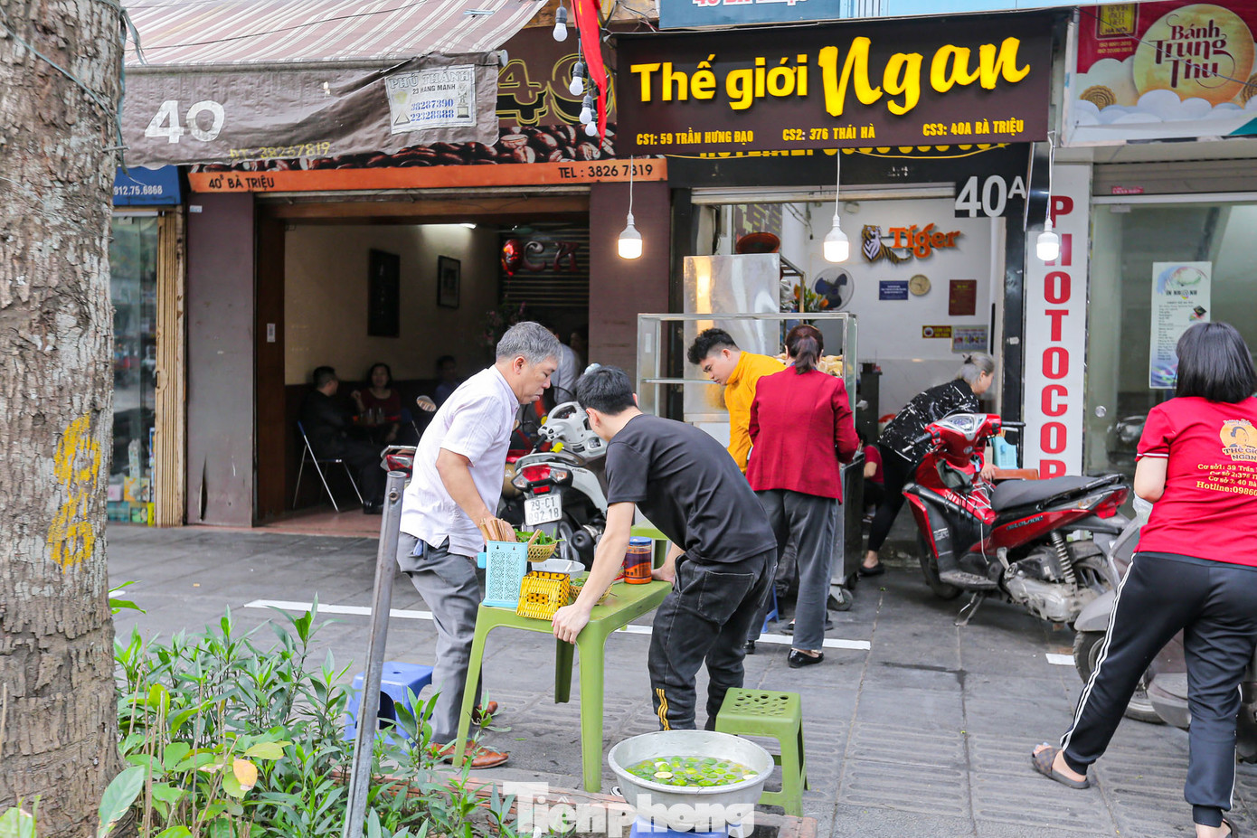 Một quán ăn trên phố Trần Hưng Đạo lấn chiếm vỉa hè để kinh doanh.