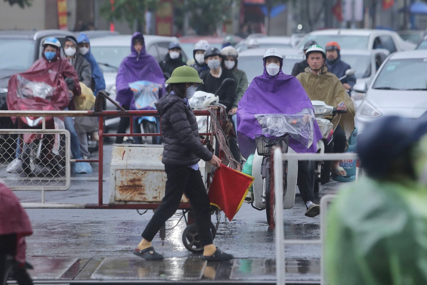 Một xe máy cố tình vượt qua đường sắt mặc dù barie đã đóng hết.