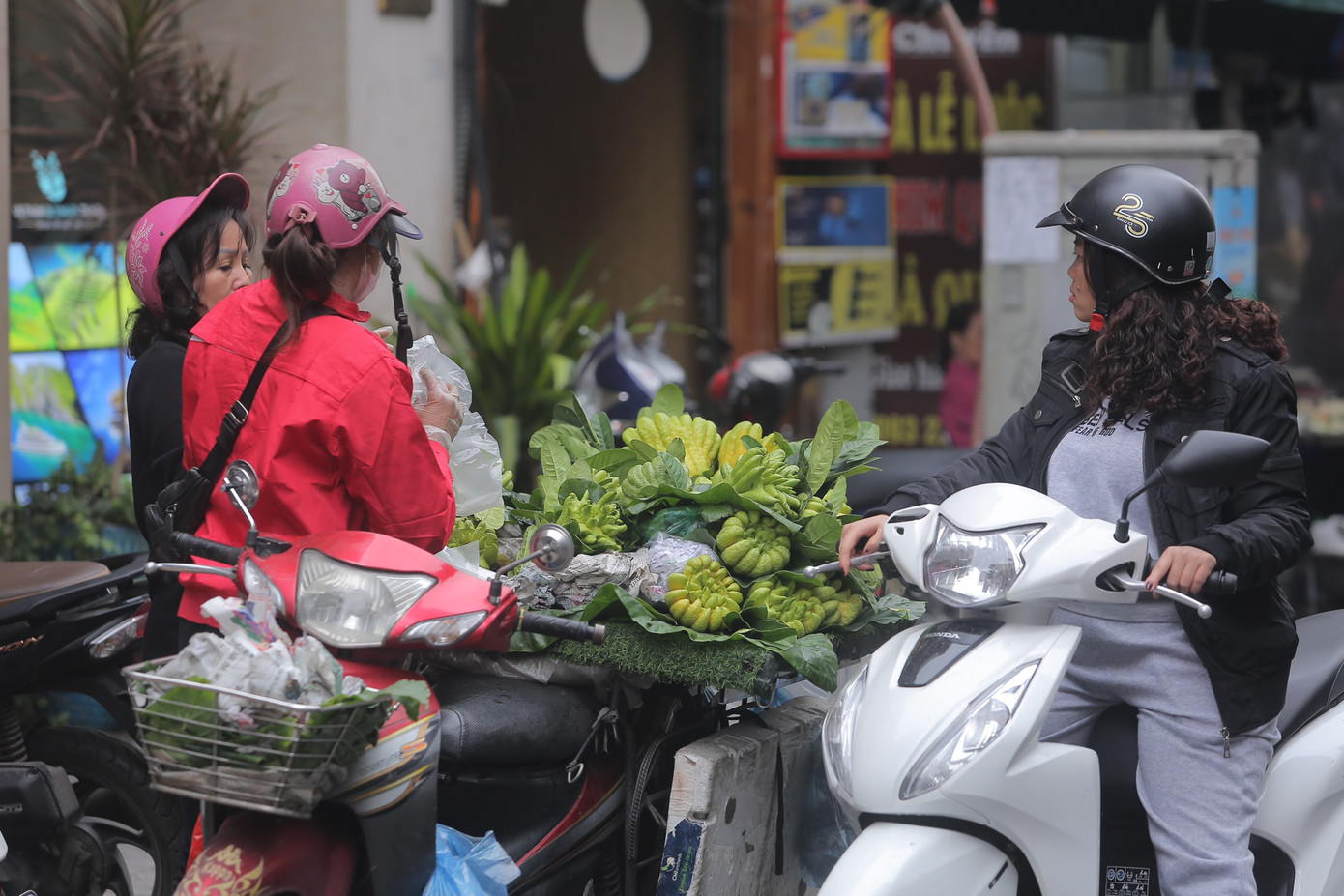 Ngay từ sáng sớm, trước Rằm tháng Giêng một ngày, tại chợ Gia Ngư, hay còn gọi là "chợ nhà giàu", cảnh mua sắm đồ cúng diễn ra tấp nập.