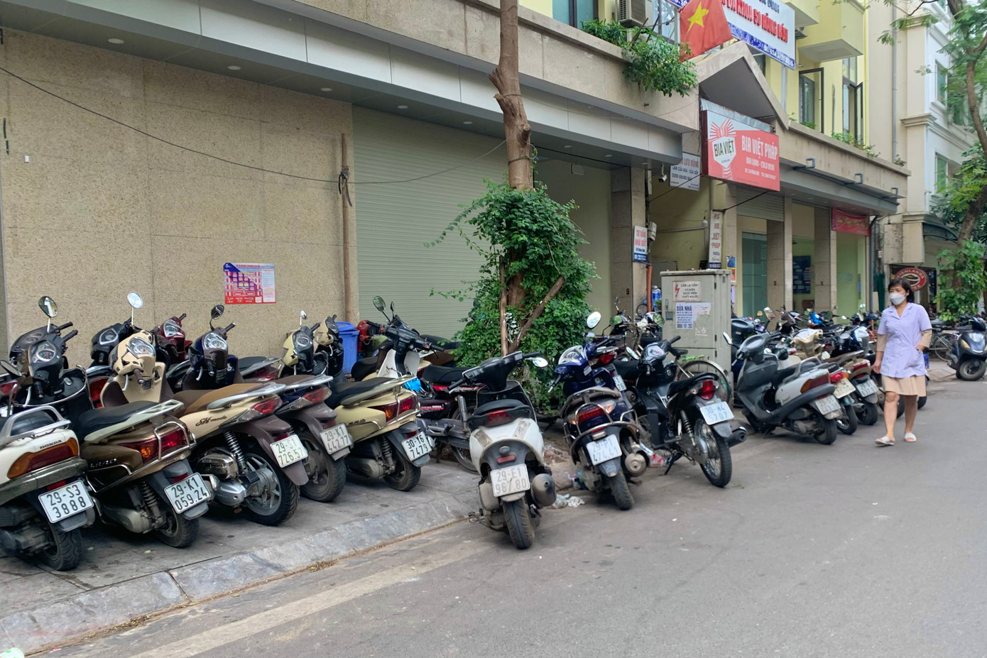 Một cơ sở chiếm toàn bộ vỉa hè, một phần lòng đường làm bãi đỗ xe trên phố Hàng Bún (quận Ba Đình, Hà Nội).