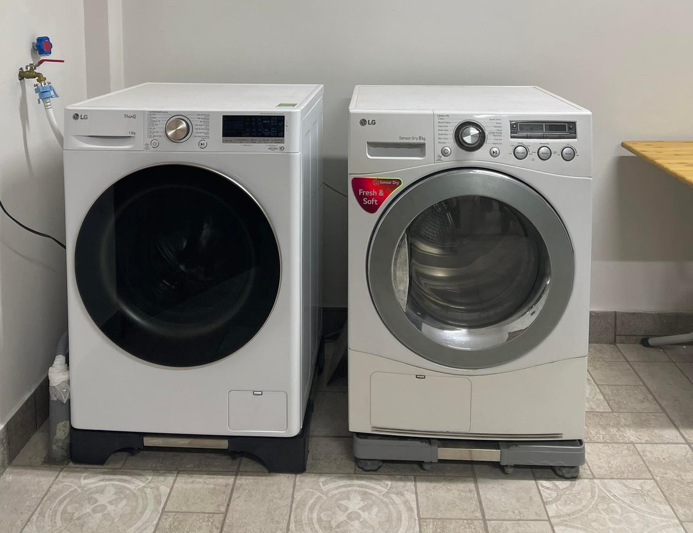 Bên cạnh dùng máy giặt, anh Minh còn dùng máy sấy để vắt khô quần áo. Bên cạnh dùng máy giặt, anh Minh còn dùng máy sấy để vắt khô quần áo.