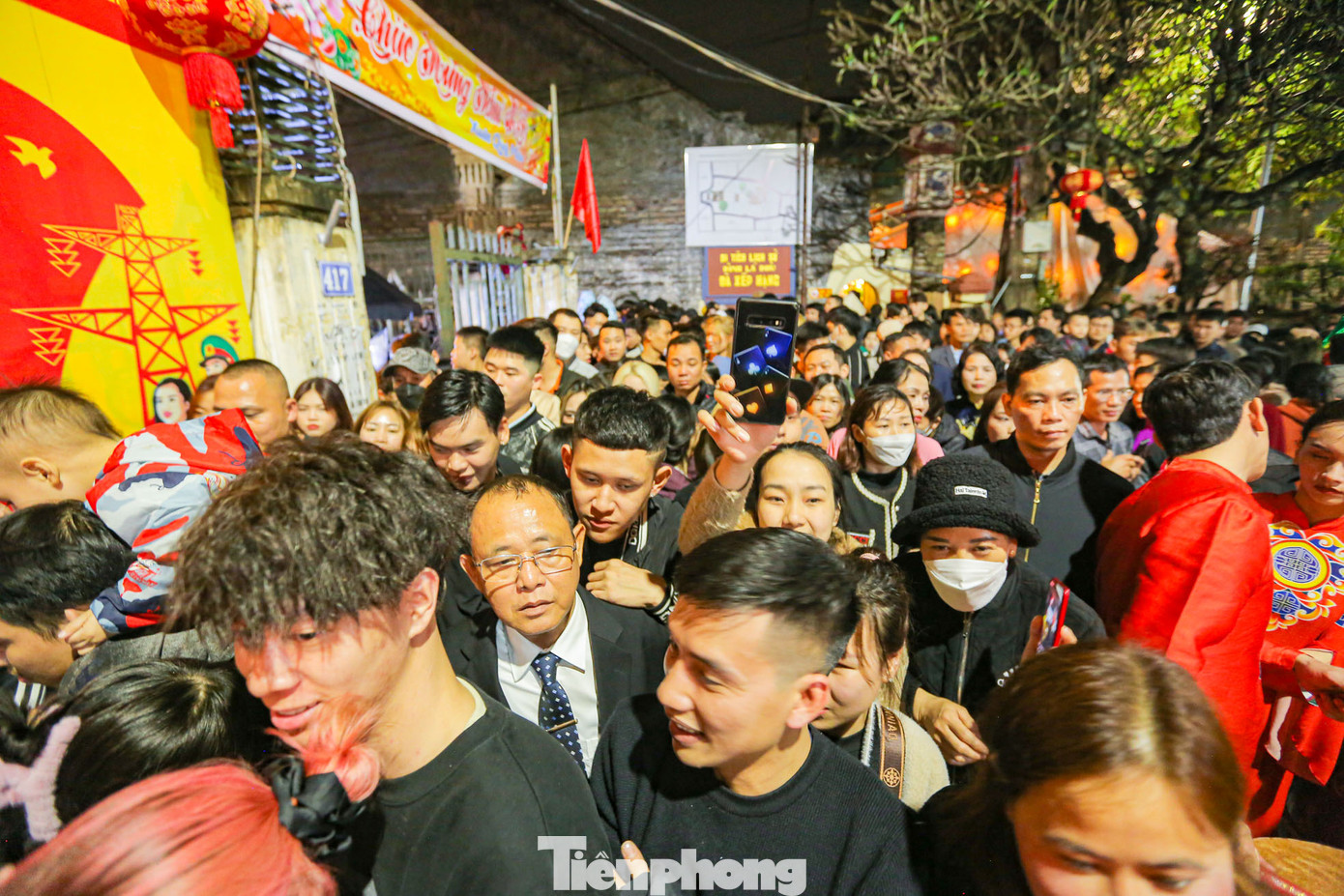 Gần đến giờ làm lễ, dòng người đổ về khu vực này ngày càng đông.