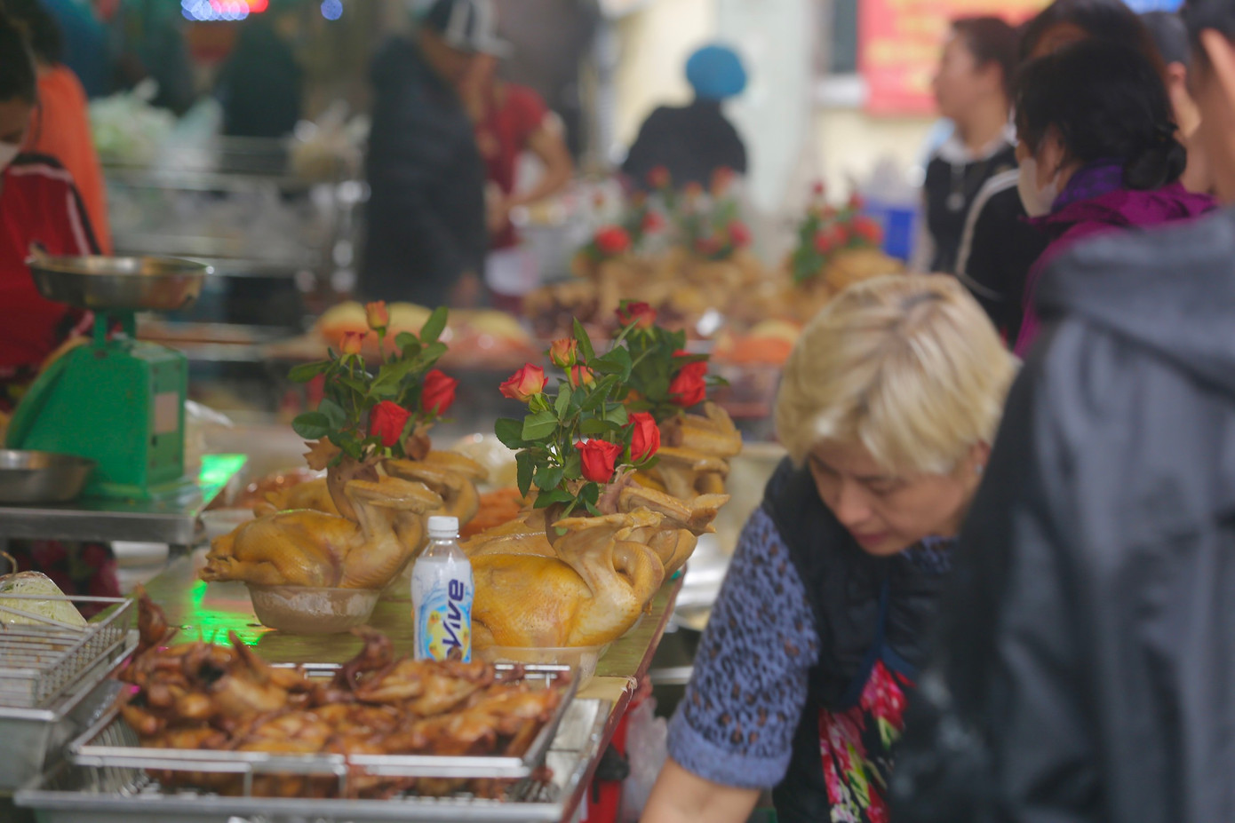 Gà ngậm hoa hồng vẫn là mặt hàng được săn đón nhiều nhất tại "chợ nhà giàu".