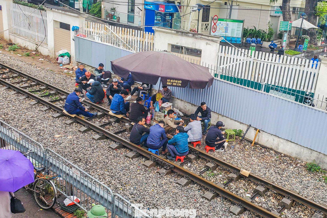 Mặc cho biển cấm, cả chủ lẫn khách hàng vẫn vô tư ăn uống trên đường ray mỗi khi vắng bóng lực lượng chức năng. Mặc cho biển cấm, cả chủ lẫn khách hàng vẫn vô tư ăn uống trên đường ray mỗi khi vắng bóng lực lượng chức năng.