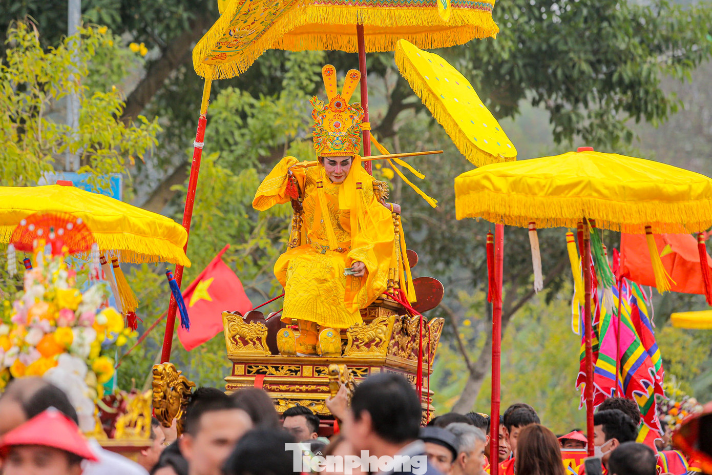 Trên đường về đình, “vua” thường xuyên ban lộc cho đoàn múa lân mua vui cho “vua” và “chúa”. Trên đường về đình, “vua” thường xuyên ban lộc cho đoàn múa lân mua vui cho “vua” và “chúa”.