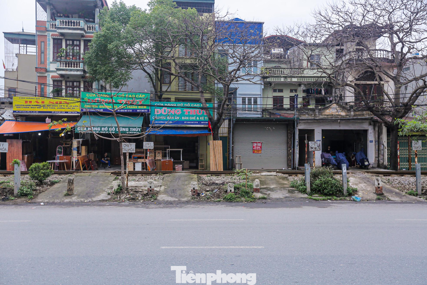 Chỉ khoảng 50m tuyến đường Ngọc Hồi, đoạn qua địa bàn thị trấn Văn Điển (huyện Thanh Trì, Hà Nội) có đến hơn 10 lối mở.