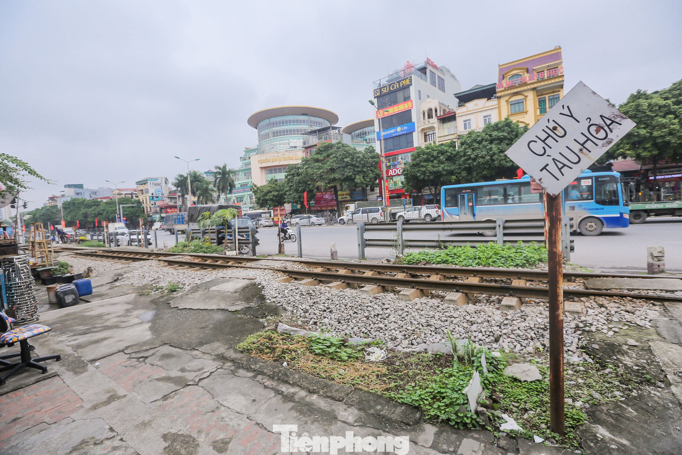 Rất khó để quan sát khi có tàu chạy qua khi đèn tín hiệu, chuông cảnh báo, gác chắn, barie... đều không có.