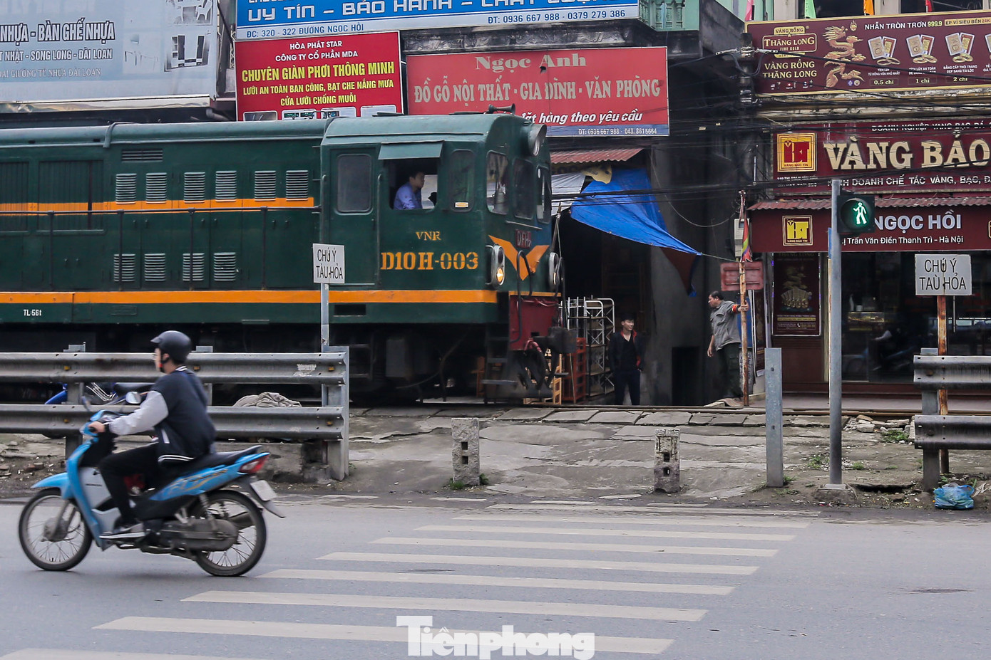 Nhiều lối mở khuất tầm nhìn, không có đèn tín hiệu rất nguy hiểm khi có tàu chạy qua.
