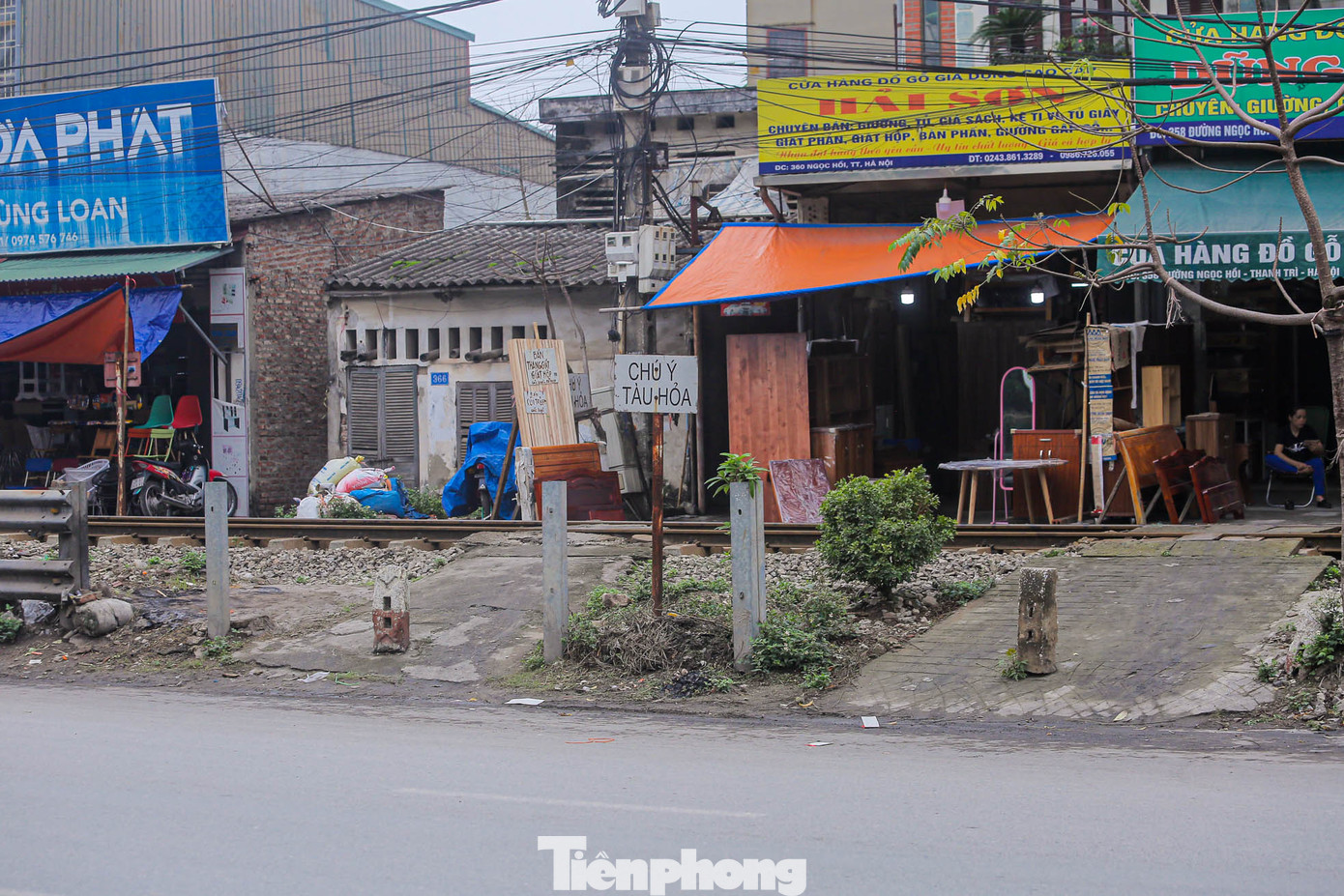 Các lối mở san sát, chỉ cách nhau 3 bước chân mà không có rào chắn, barie, đèn cảnh báo...
