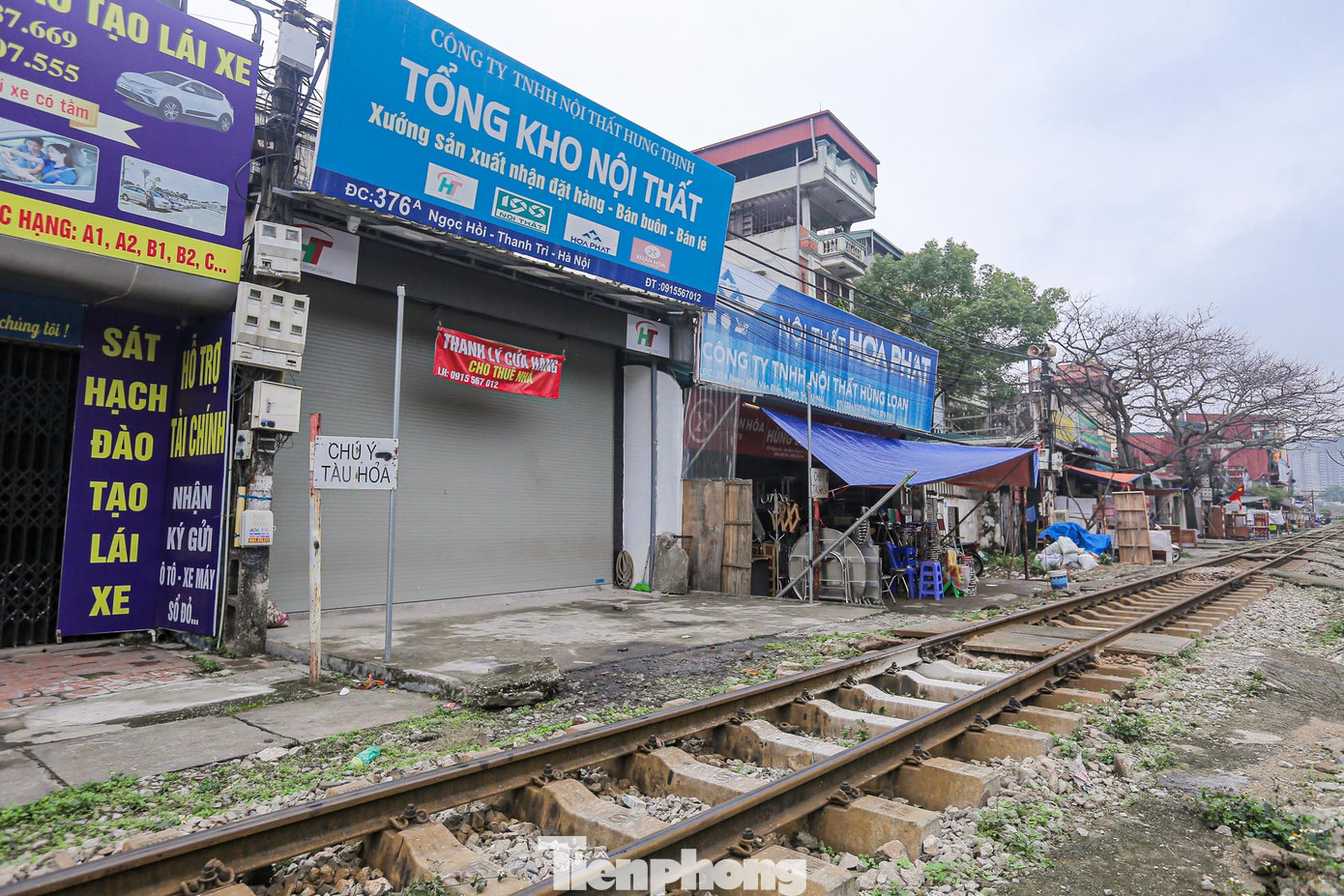Người dân ở đây cho rằng, họ buộc phải mở lối đi riêng bởi không có đường gom dẫn đến lối ngang lắp đặt barie.
