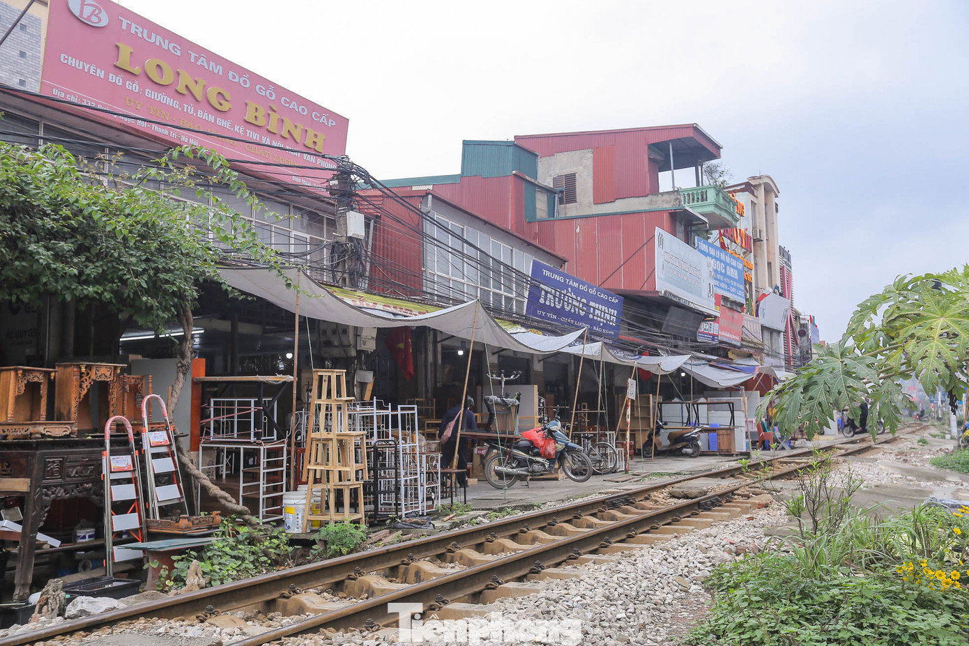 Các hộ kinh doanh bày bán hàng hóa san sát đường ray tàu hỏa.