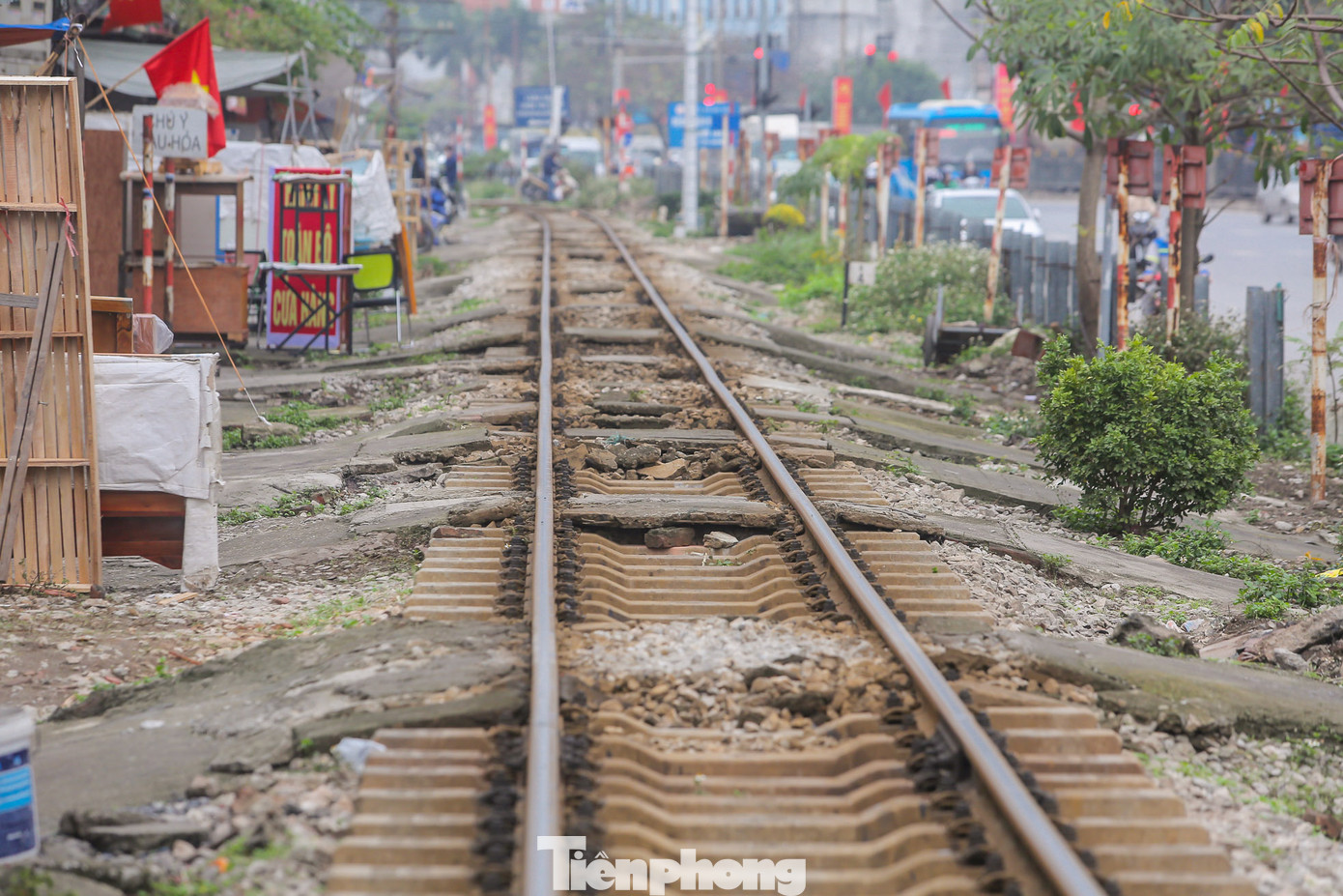 Các lối mở đều dốc về hai bên lên xuống đường sắt và được lát đá.