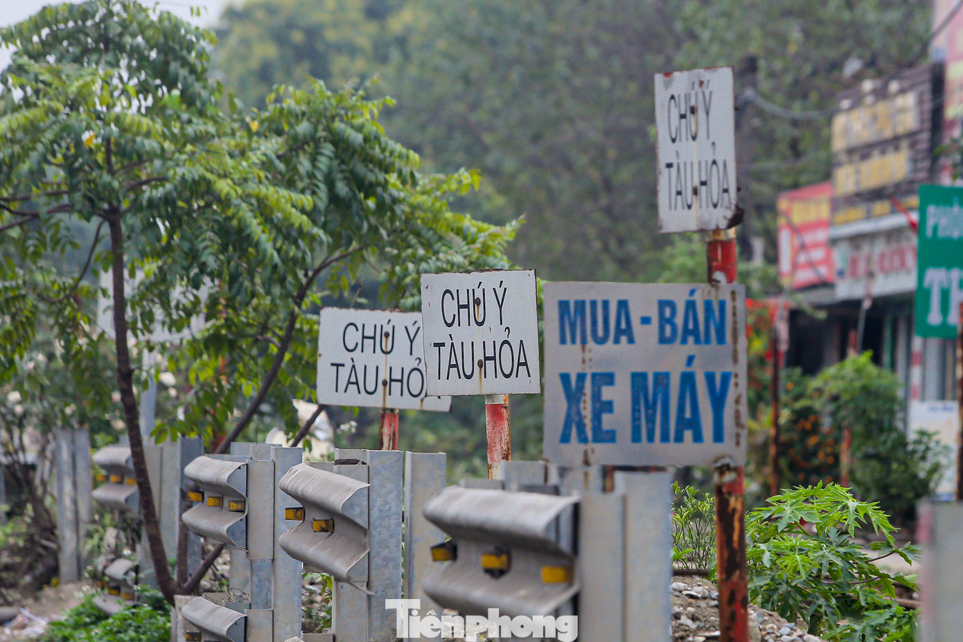 Biển báo “chú ý tàu hỏa” tạm bợ được đặt liên tiếp nhau tại các đầu lối mở.