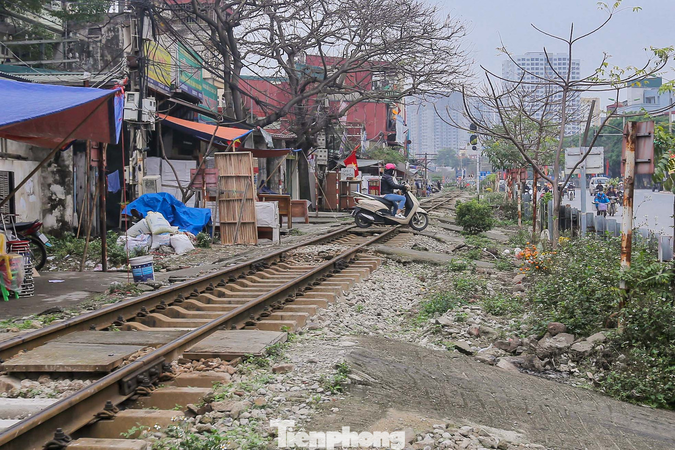 Việc đi ra bằng lối tự mở được cho là nhanh hơn, tiện hơn.