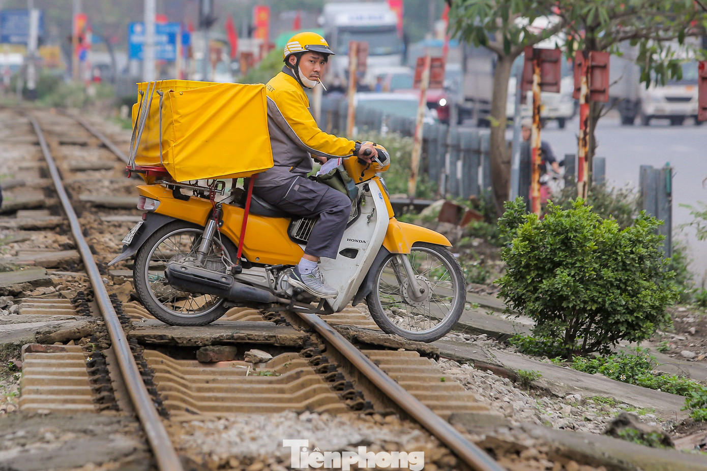 Mật độ phương tiện đi qua các lối mở mỗi ngày là rất lớn, tiềm ẩn nguy cơ tai nạn đường sắt.