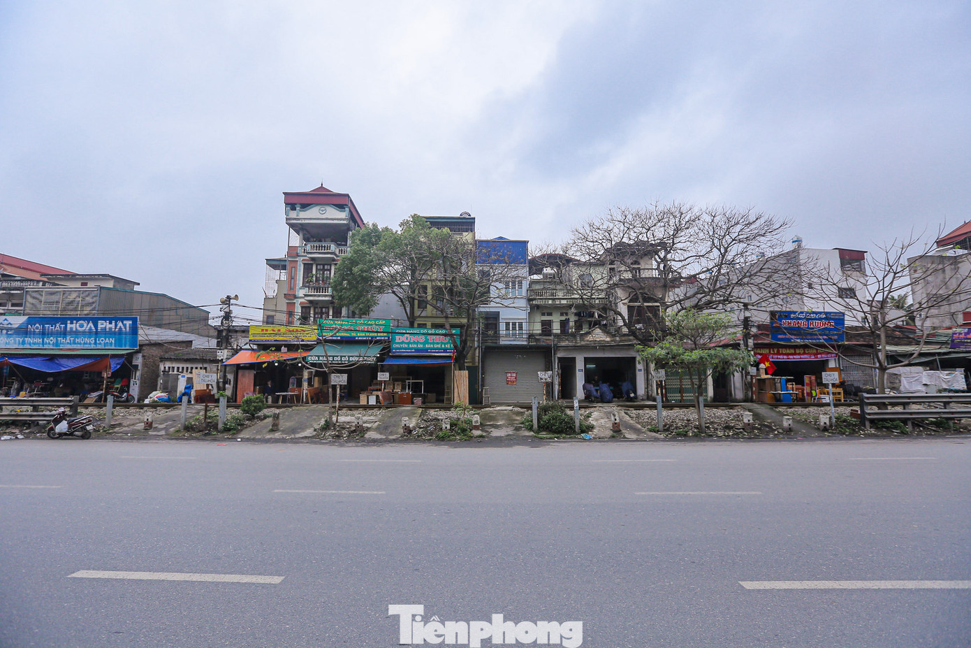 Theo thống kê, toàn thành phố Hà Nội hiện đang tồn tại 363 lối mở qua đường sắt trên địa bàn 17 quận, huyện, đây là những ''điểm đen'' tiềm ẩn nguy cơ tai nạn giao thông cao.