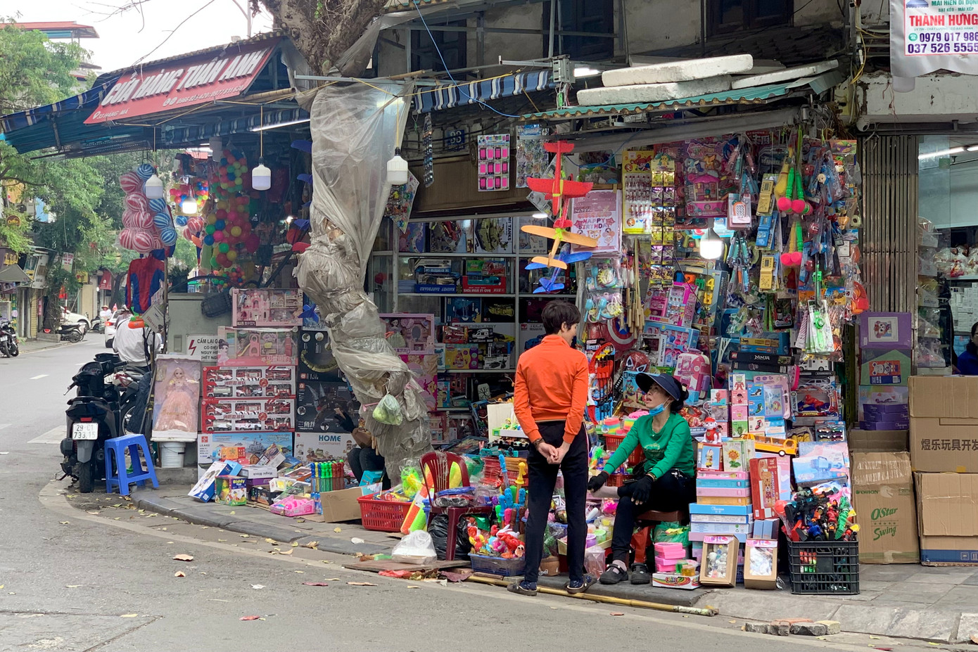 Cửa hàng đồ chơi bày bán đồ tràn vỉa hè trên phố Hàng Mã (quận Hoàn Kiếm, Hà Nội).
