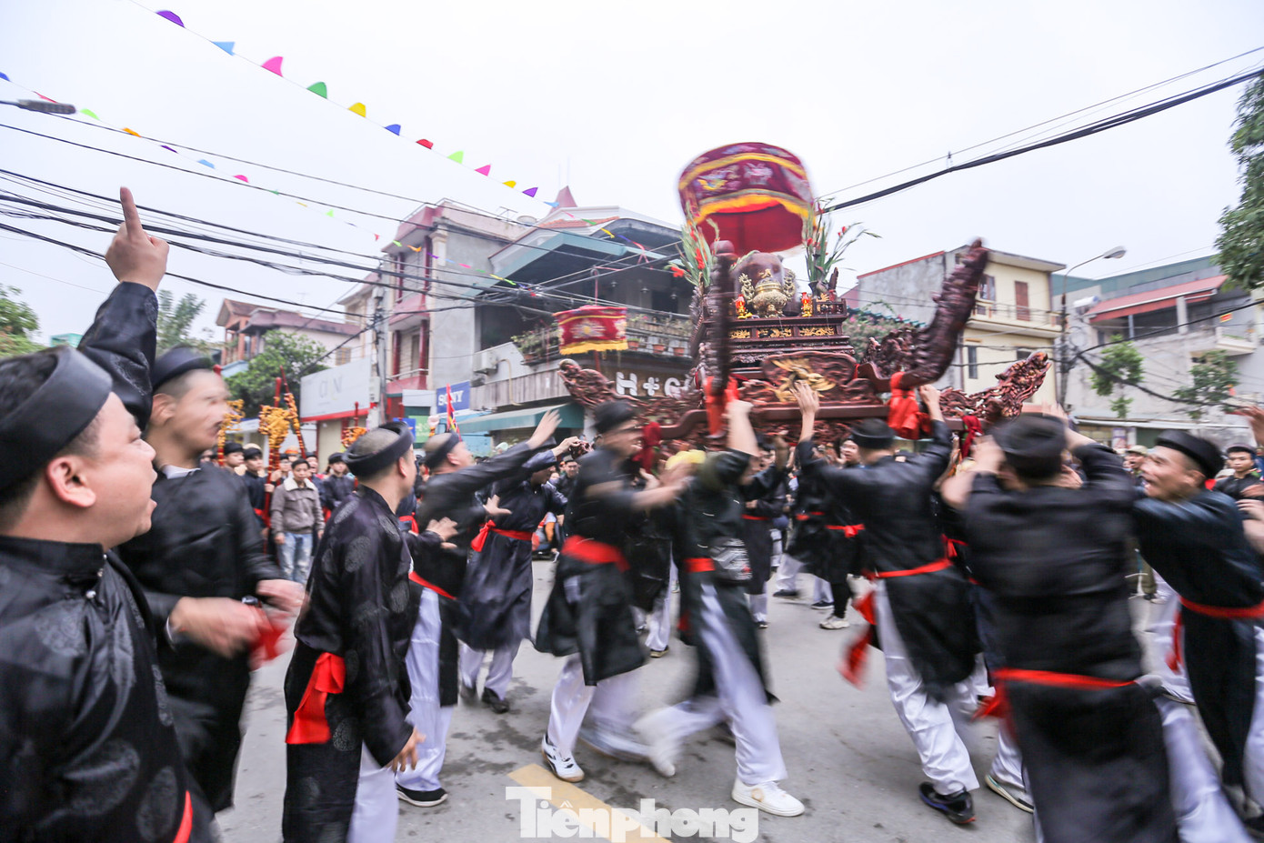 Đến mỗi ngã tư lớn, các kiệu chính lần lượt được quay ba vòng rồi tung lên cao ba lần trong tiếng reo hò của người dân và du khách. Đến mỗi ngã tư lớn, các kiệu chính lần lượt được quay ba vòng rồi tung lên cao ba lần trong tiếng reo hò của người dân và du khách.