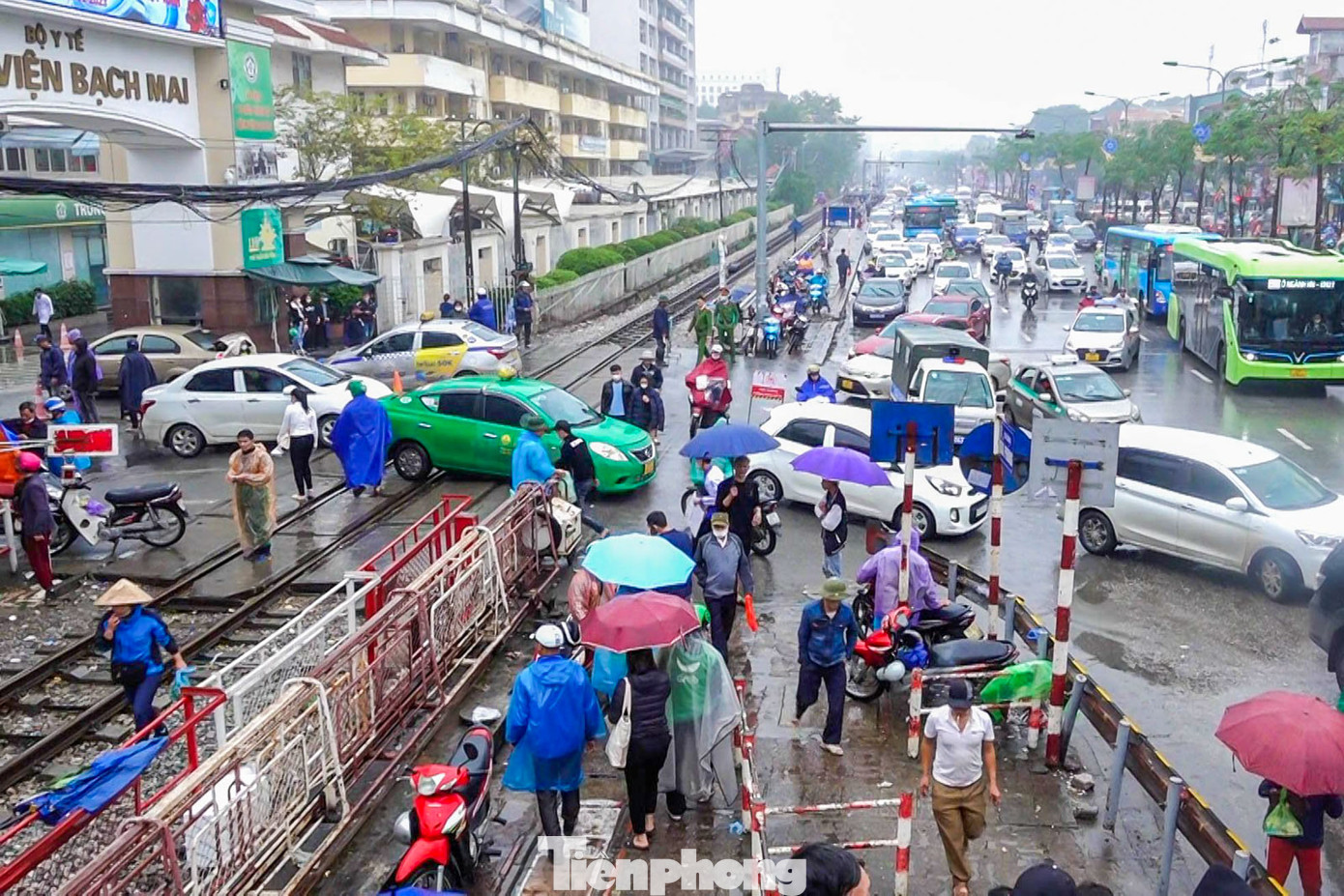 Lợi dụng khoảng thời gian không có tàu hỏa chạy qua, vắng bóng lực lượng chức năng, nhiều người mang đồ ăn, uống bày bán giữa đường ray cho khách hàng, khu vực trước cổng bệnh viện Bạch Mai, phía đường Giải Phóng. Lợi dụng khoảng thời gian không có tàu hỏa chạy qua, vắng bóng lực lượng chức năng, nhiều người mang đồ ăn, uống bày bán giữa đường ray cho khách hàng, khu vực trước cổng bệnh viện Bạch Mai, phía đường Giải Phóng.
