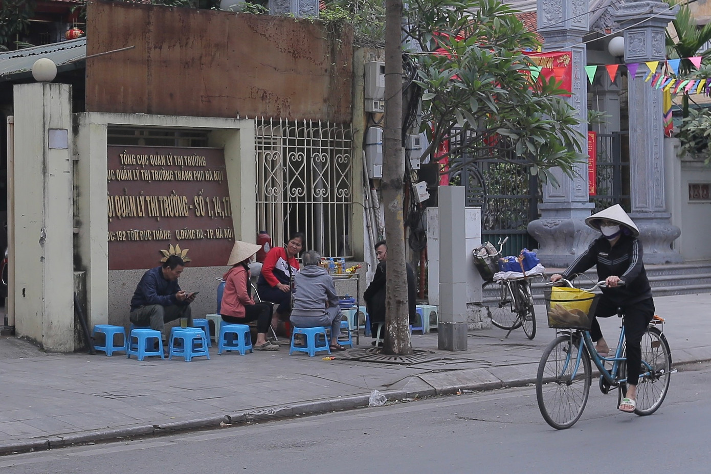 Chiếm dụng vỉa hè để kinh doanh quán nước, trà đá trên phố Tôn Đức Thắng (quận Đống Đa, Hà Nội).