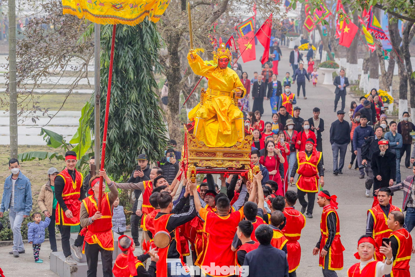 Kiệu và người luôn được bảo hiểm chặt chẽ tránh sự cố đáng tiếc có thể xảy ra. Kiệu và người luôn được bảo hiểm chặt chẽ tránh sự cố đáng tiếc có thể xảy ra.
