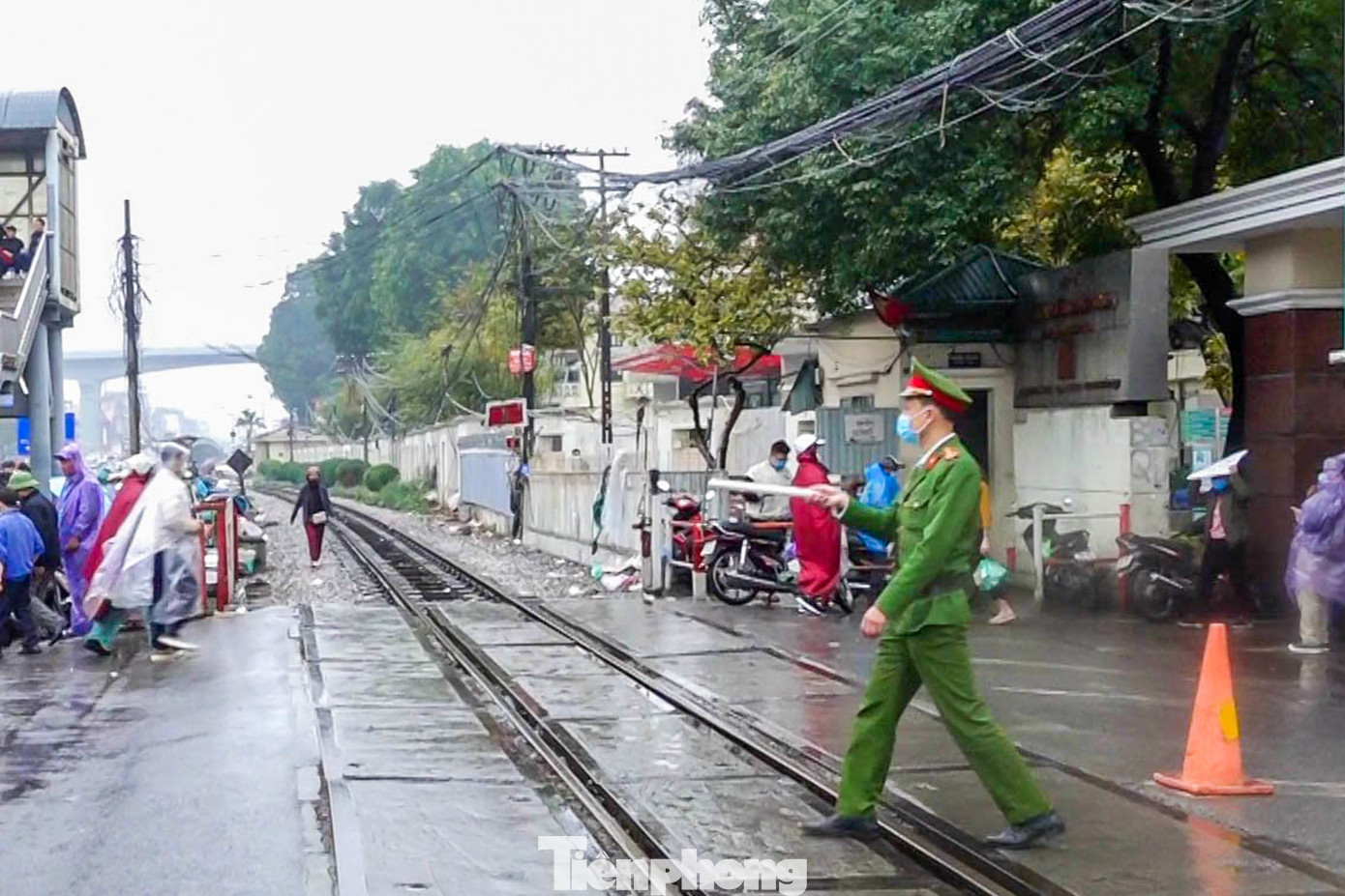 Lực lượng cảnh sát đến nơi, thì những người bán hàng đã không còn trong khu vực hành lang an toàn đường sắt. Lực lượng cảnh sát đến nơi, thì những người bán hàng đã không còn trong khu vực hành lang an toàn đường sắt.