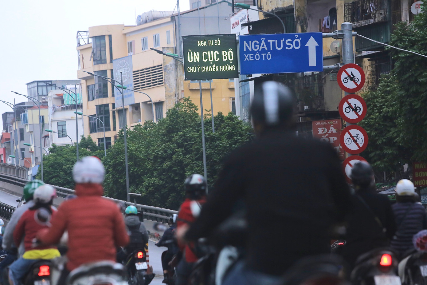 Cùng với đó là cảnh báo để các phương tiện có thể chuyển hướng, tránh lao vào khu vực ùn tắc.