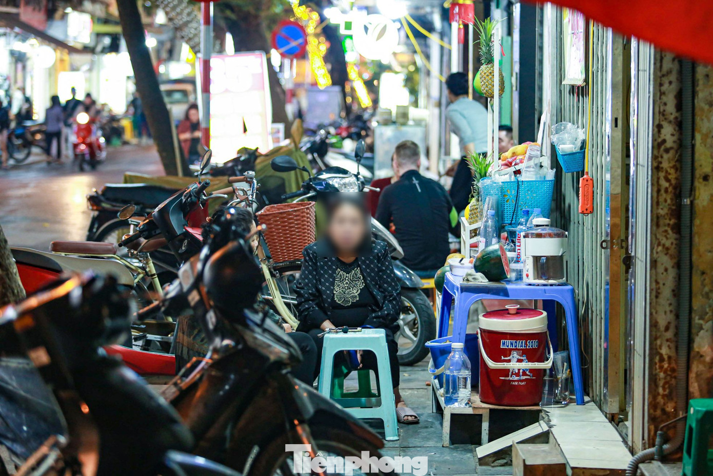 Một quán nước bày bán trên vỉa hè phố. Một quán nước bày bán trên vỉa hè phố.