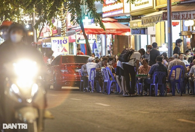 Quán ăn đặt bàn ghế tràn xuống lòng đường Hải Triều, quận 1 (Ảnh: Hải Long).