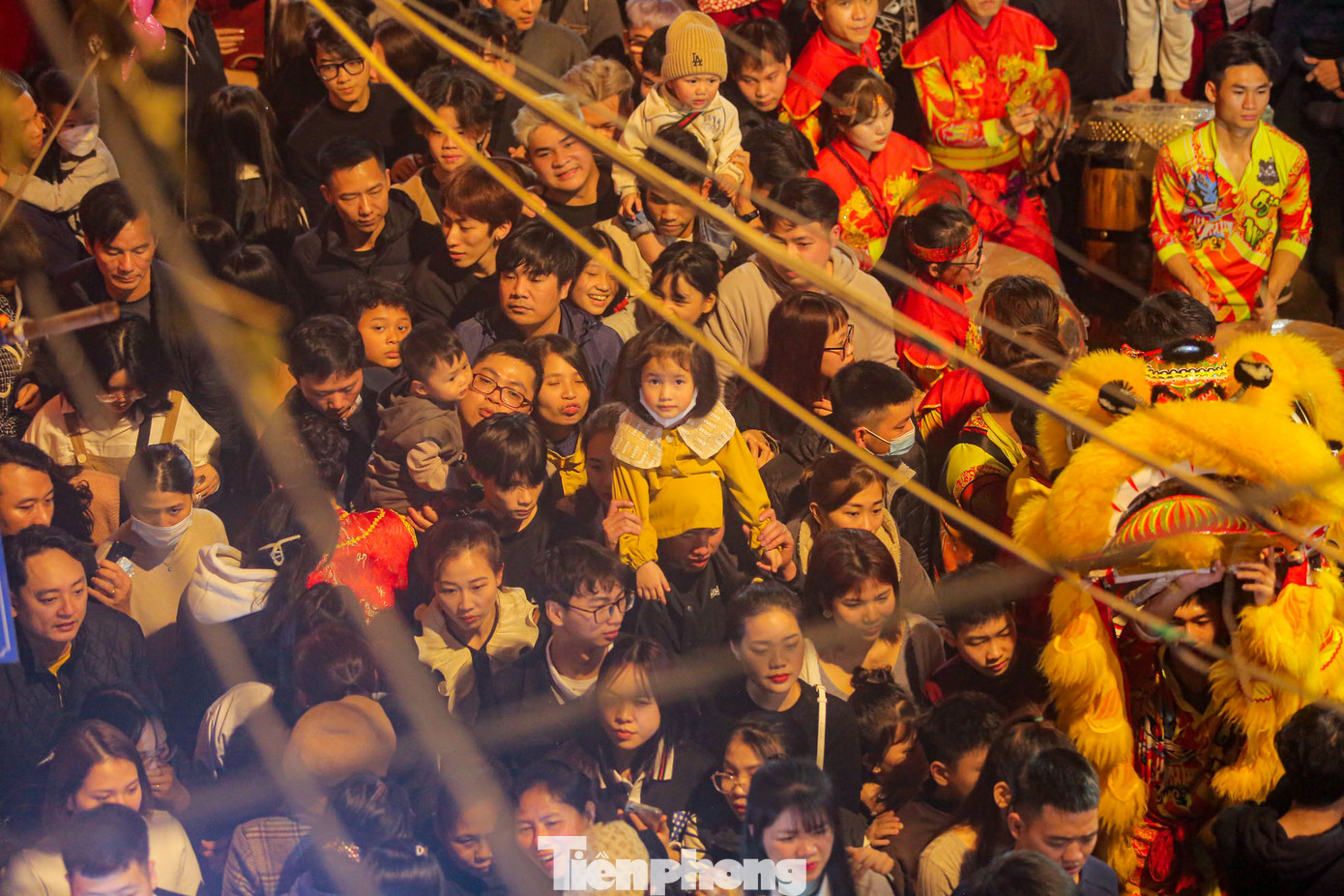 Nhiều khu vực chật cứng người, không thể di chuyển.