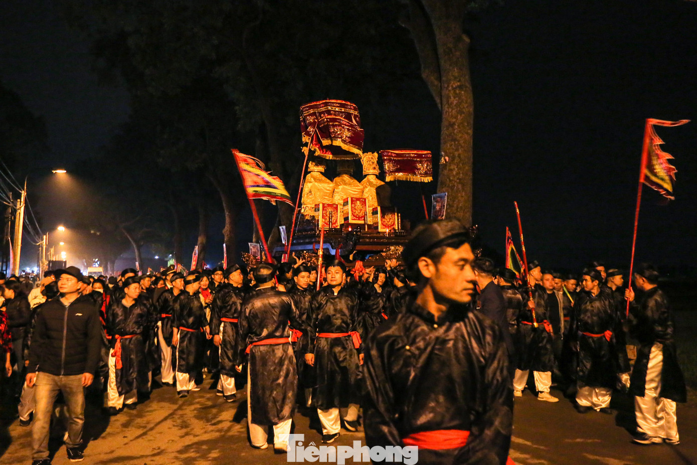 5h sáng 5/2 (ngày Rằm tháng Giêng), đoàn rước kiệu tại lễ hội Đền Và bắt đầu xuất phát, rước kiệu từ Đền Và (phường Trung Hưng, thị xã Sơn Tây, Hà Nội) sang đền Ngự Dội (thôn Duy Bình, xã Vĩnh Ninh, huyện Vĩnh Tường, Vĩnh Phúc). 5h sáng 5/2 (ngày Rằm tháng Giêng), đoàn rước kiệu tại lễ hội Đền Và bắt đầu xuất phát, rước kiệu từ Đền Và (phường Trung Hưng, thị xã Sơn Tây, Hà Nội) sang đền Ngự Dội (thôn Duy Bình, xã Vĩnh Ninh, huyện Vĩnh Tường, Vĩnh Phúc).